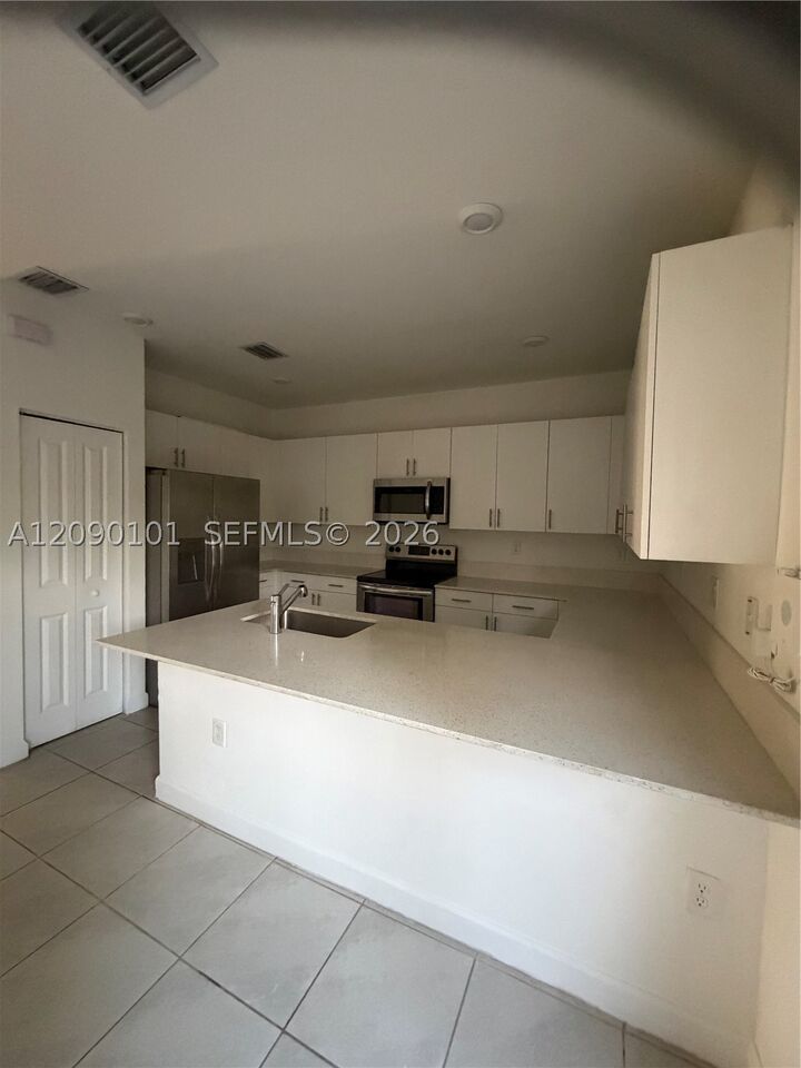 Property Photo:  