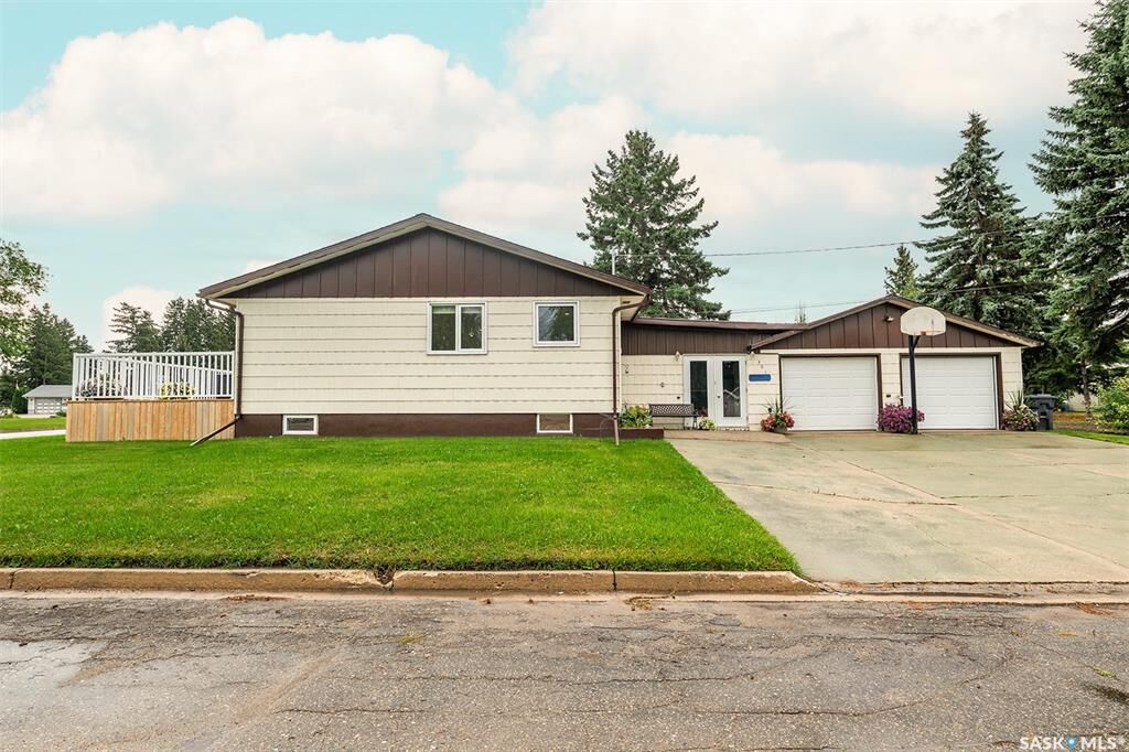 Property Photo:  301 9th Street E  SK S0A 4T0 