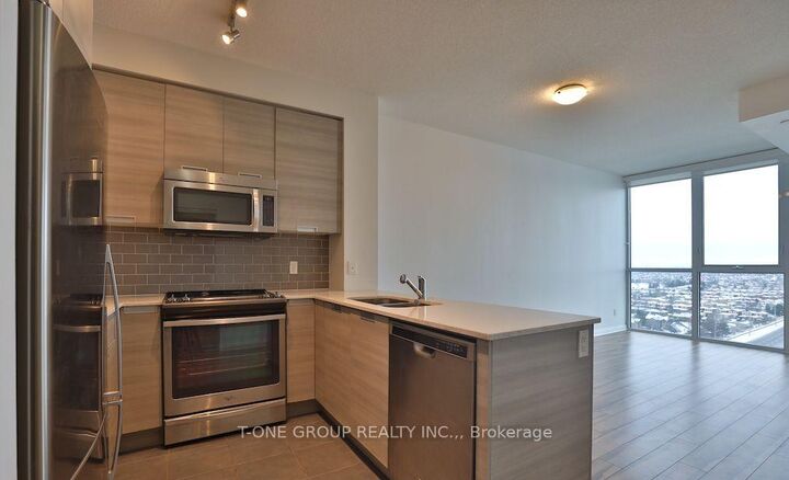 Property Photo:  75 Eglinton Avenue W 1306  ON L5R 1B2 