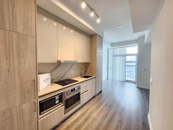 Property Photo:  225 Commerce Street 6515  ON L4K 0R1 