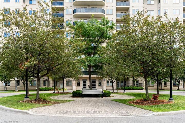Property Photo:  10 Dayspring Circle 408  ON L6P 1B9 