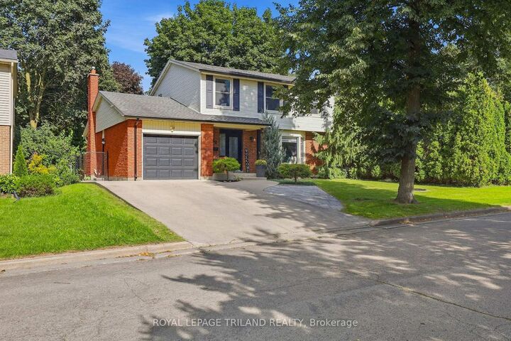 Property Photo:  32 Hunter Woods Crescent  ON N6J 2B1 