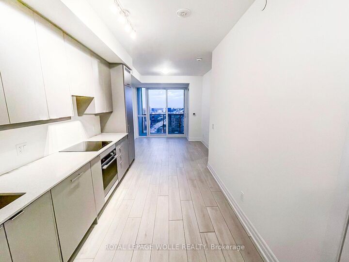 Property Photo:  30 Elm Drive W 1906  ON L5B 0N6 