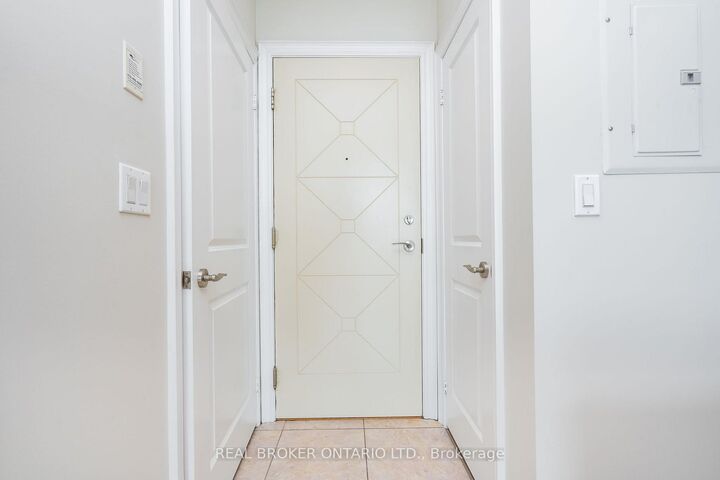 Property Photo: 18 Harding Boulevard Ph208 ON L4C 0T3