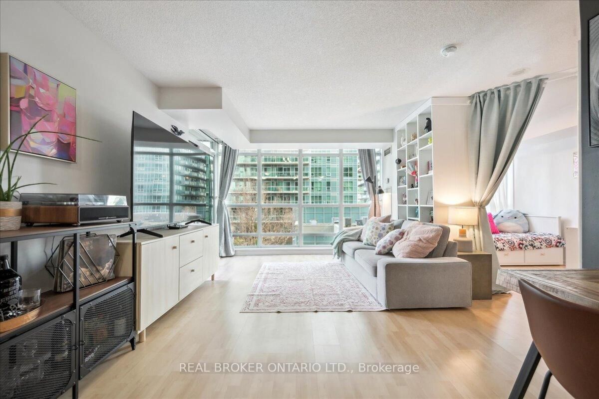 Property Photo:  185 Legion Road N 608  ON M8Y 0A1 