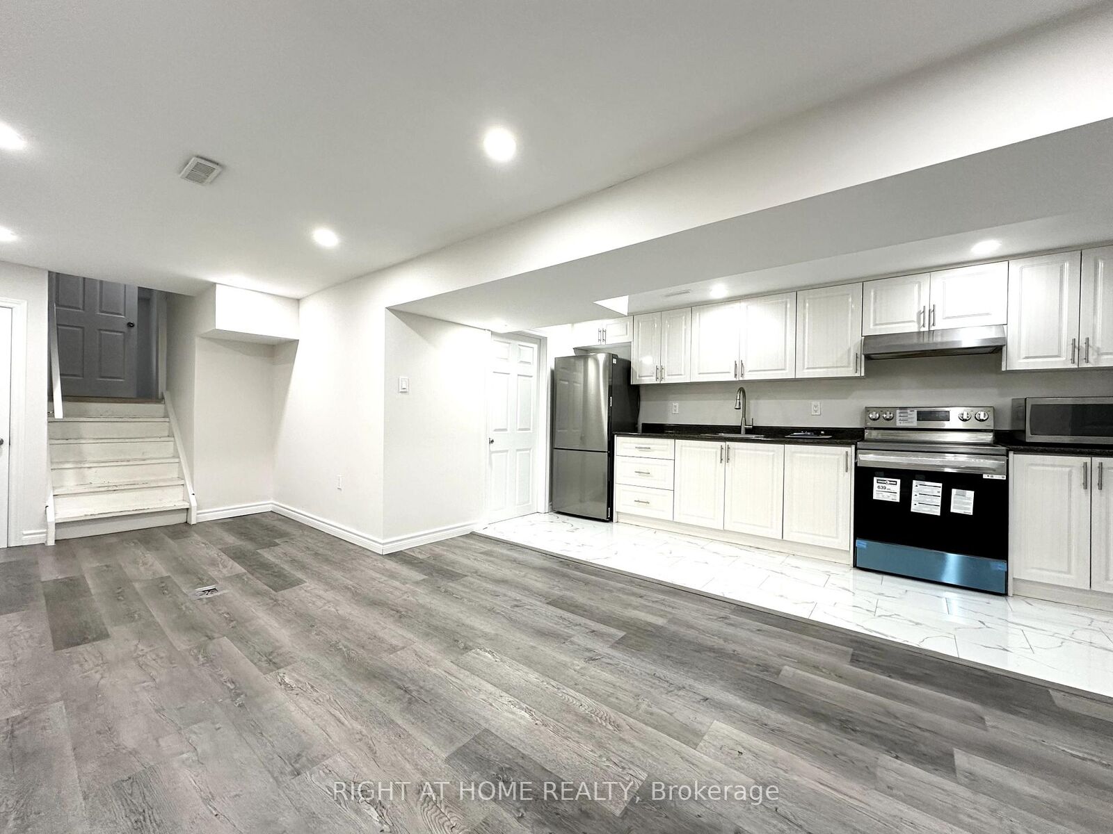 Property Photo:  270 Coventry Court  ON L1G 6H3 