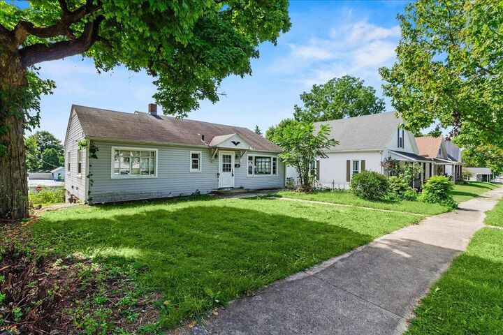 Property Photo:  212 E Auburn Avenue  OH 43311 