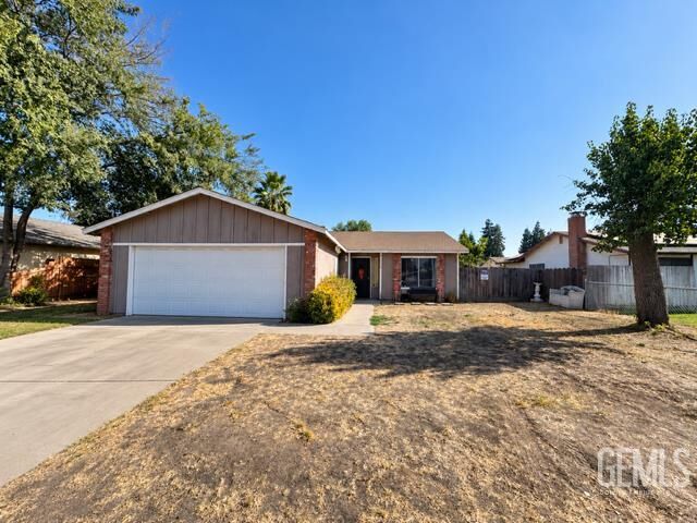 Property Photo: 4625 W Paradise Avenue CA 93277
