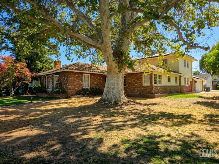 Property Photo:  2500 Pine Street  CA 93301 