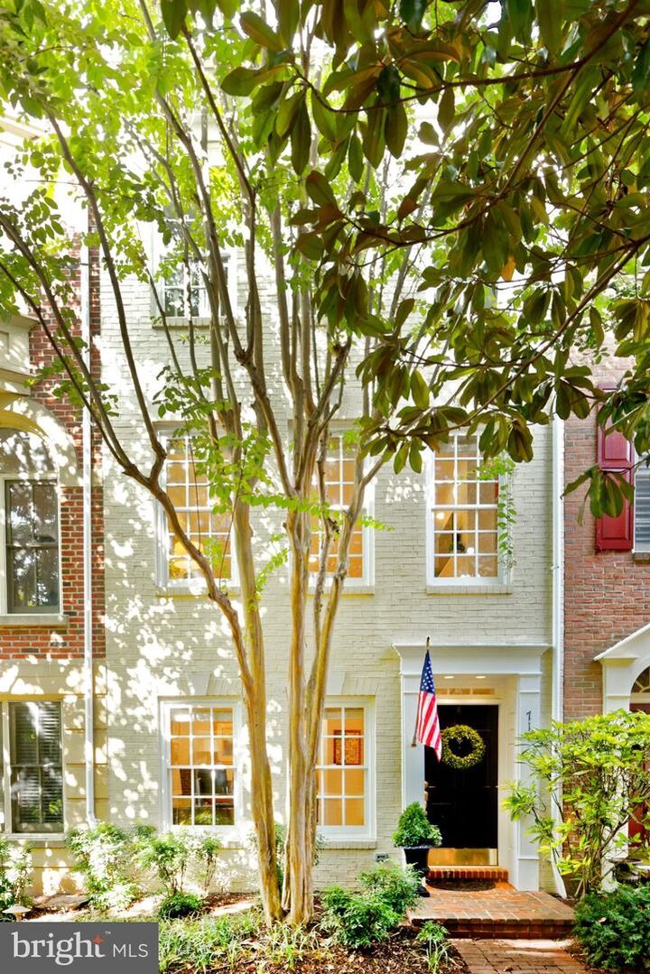 Property Photo: 711 Fords Landing Way VA 22314