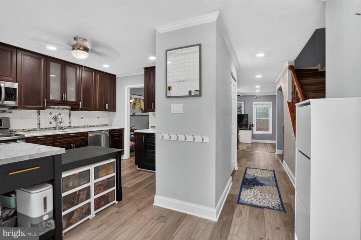 Property Photo: 7372 Stream Way VA 22152