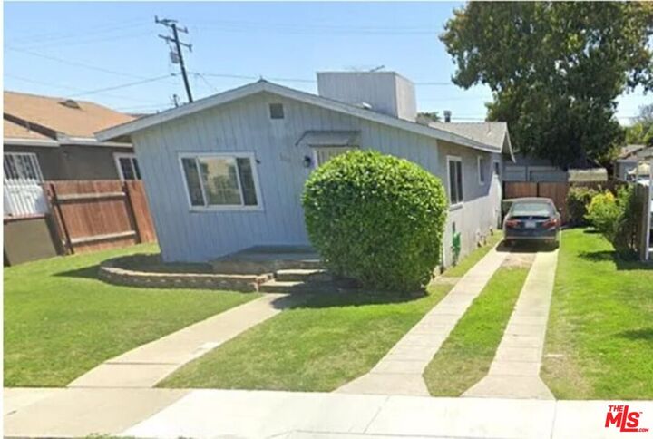 Property Photo:  322 Magnolia Ave  CA 90301 