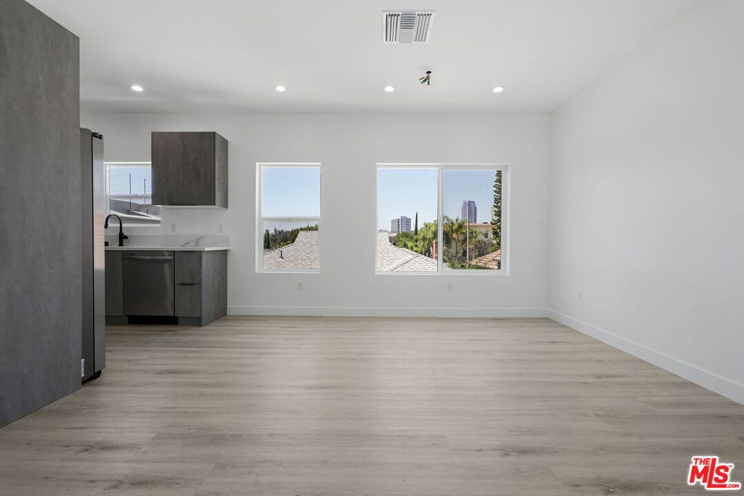 Property Photo:  1434 Beverwil Dr, Unit 2  CA 90035 