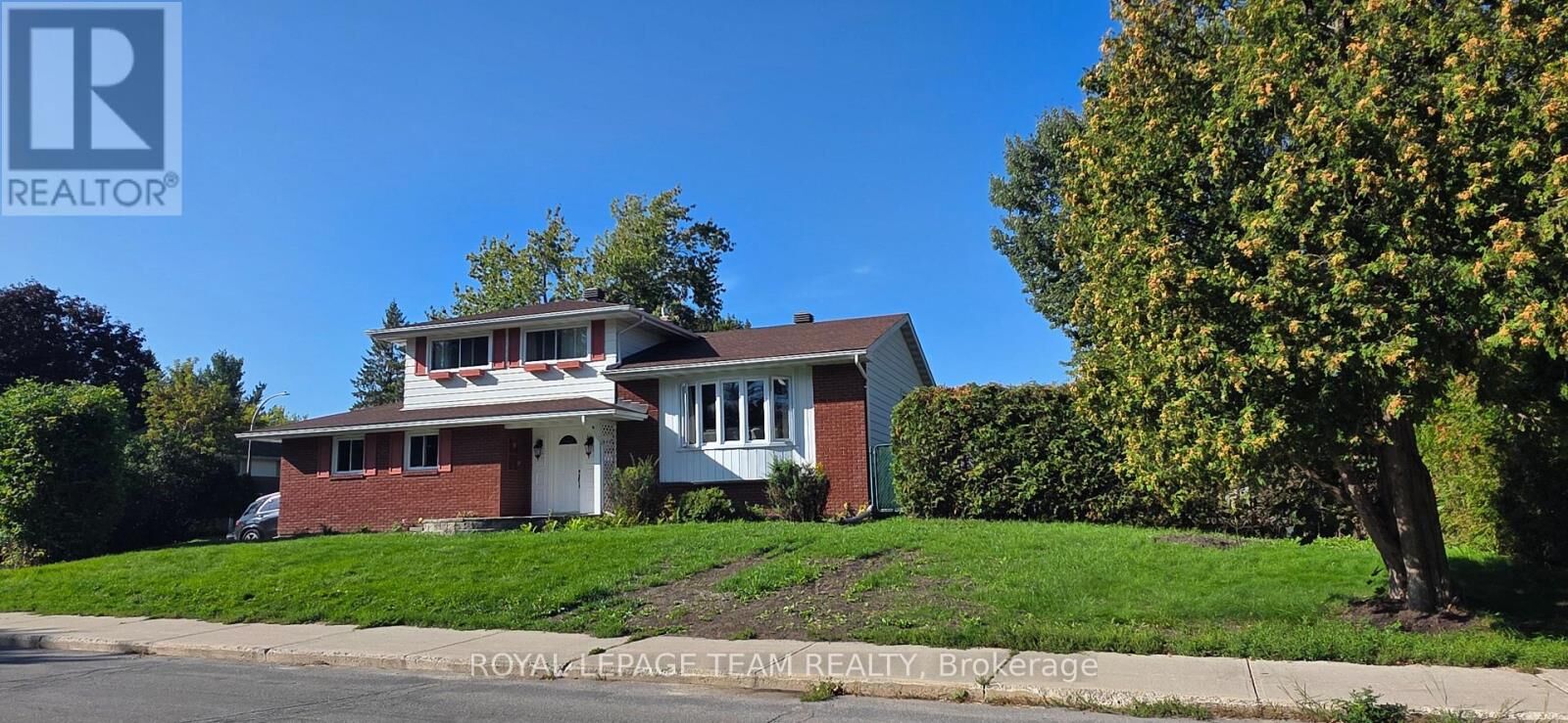 Property Photo: 13 Ridgeburn Gate ON K1B 4C7