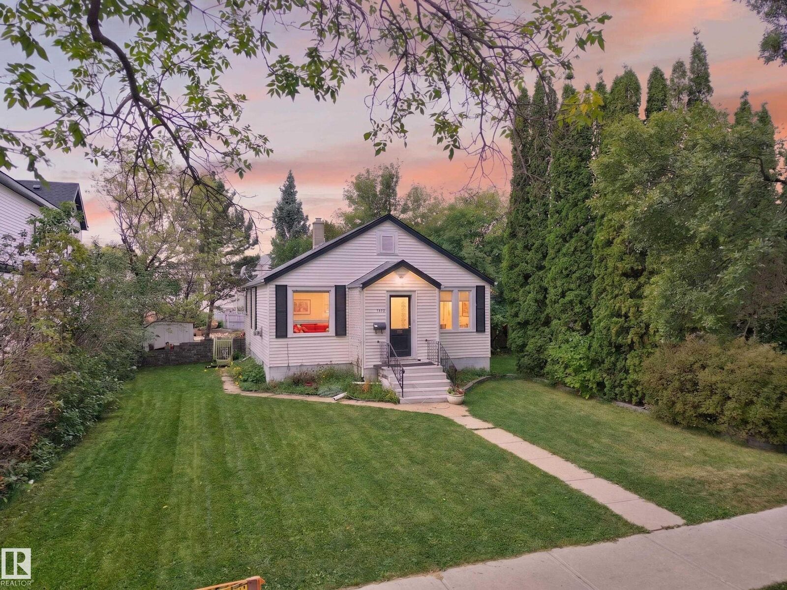 Property Photo:  11308 123 Street NW  AB T5M 0E9 