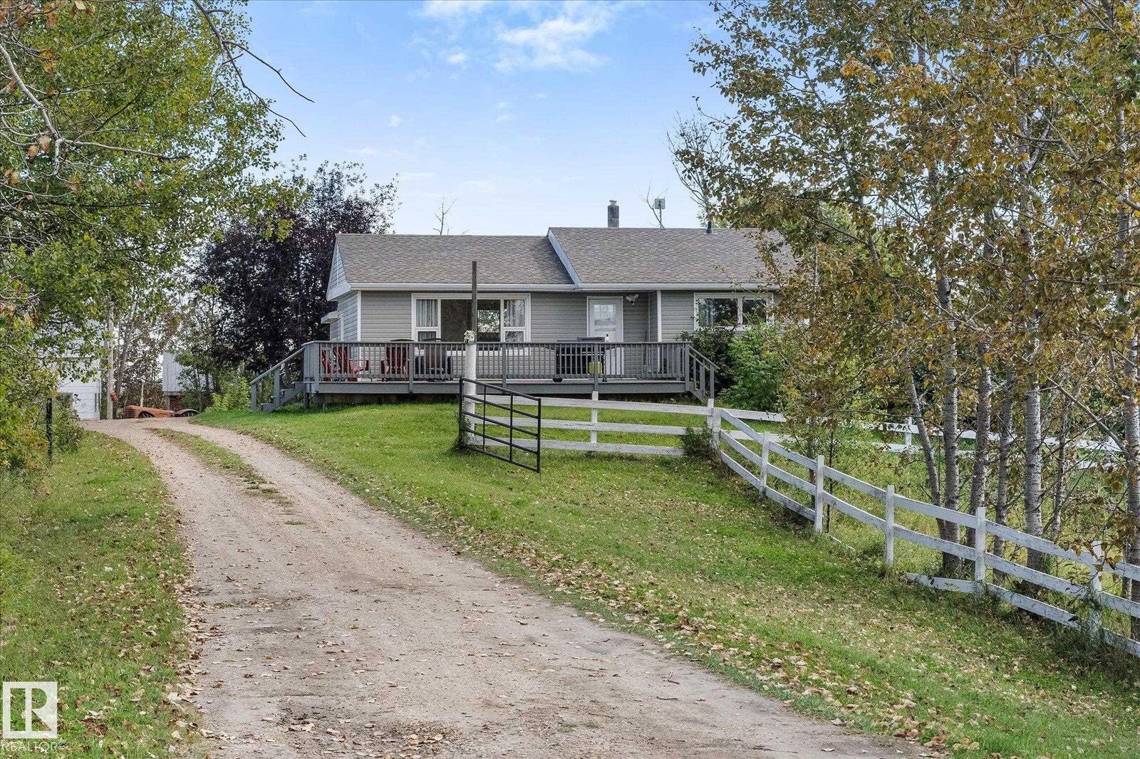 Property Photo:  55431 Hwy 777  AB T0E 1V0 