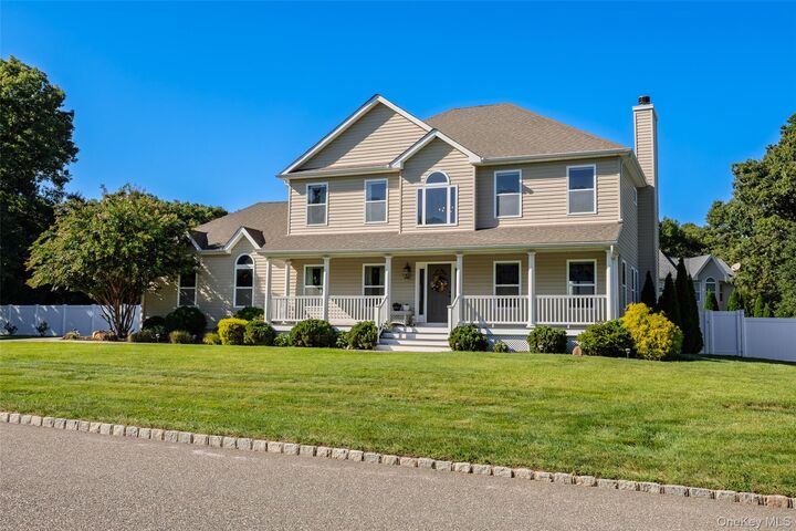 Property Photo:  9 Valerie Court  NY 11720 