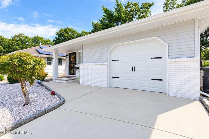 Property Photo:  15 Mount Logan Lane  NJ 08753 
