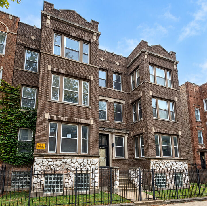 Property Photo:  6837 S East End Avenue 1S  IL 60649 