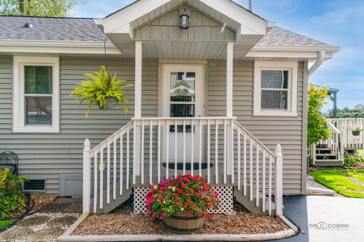 Property Photo: 903 Madison Avenue IL 60084