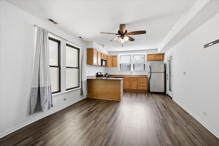 Property Photo:  1627 W Columbia Avenue 1E  IL 60626 