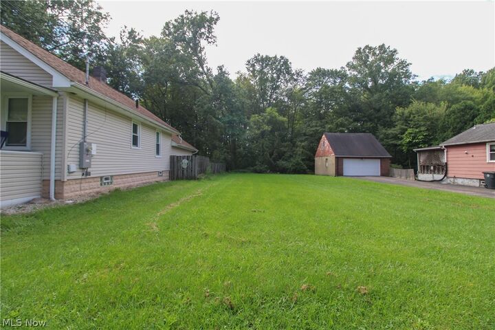 Property Photo:  1069 Raymond Street NW  OH 44485 