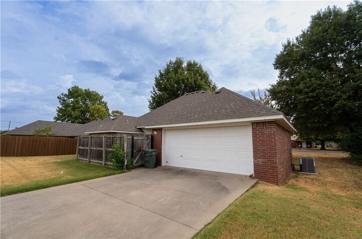 Property Photo:  943 N Meadowlands Drive  AR 72704 