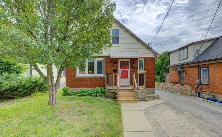 Property Photo:  21 Waverly Road  ON N2G 2E1 