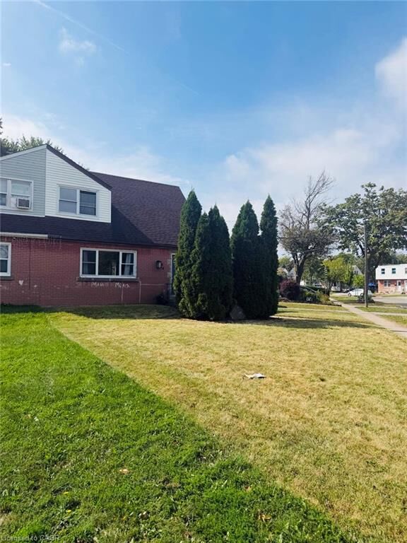 Property Photo:  64 Eastvale Place 1  ON L8H 1P1 