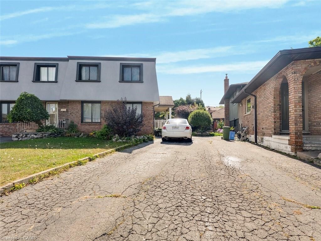 Property Photo: 40 Yeoville Court ON L9C 5W3