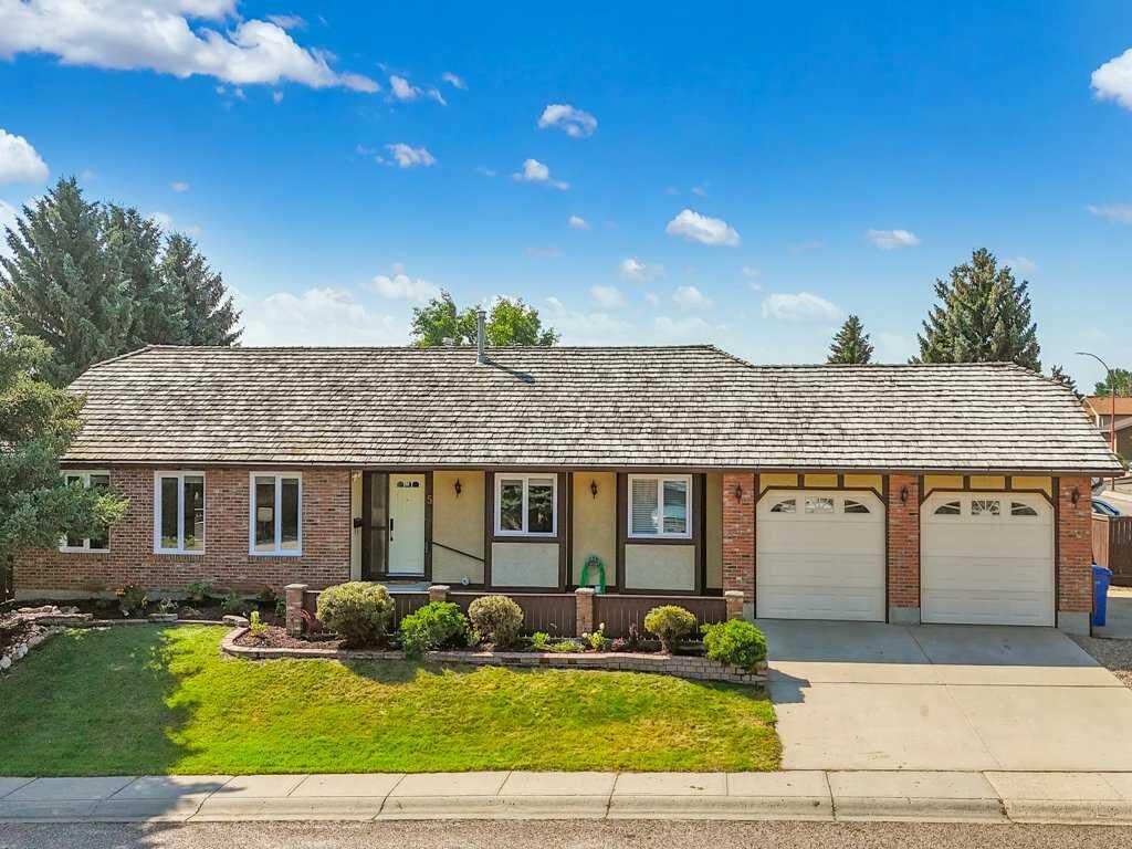 Property Photo:  5 Ross View Bay SE  AB T1B 3H9 