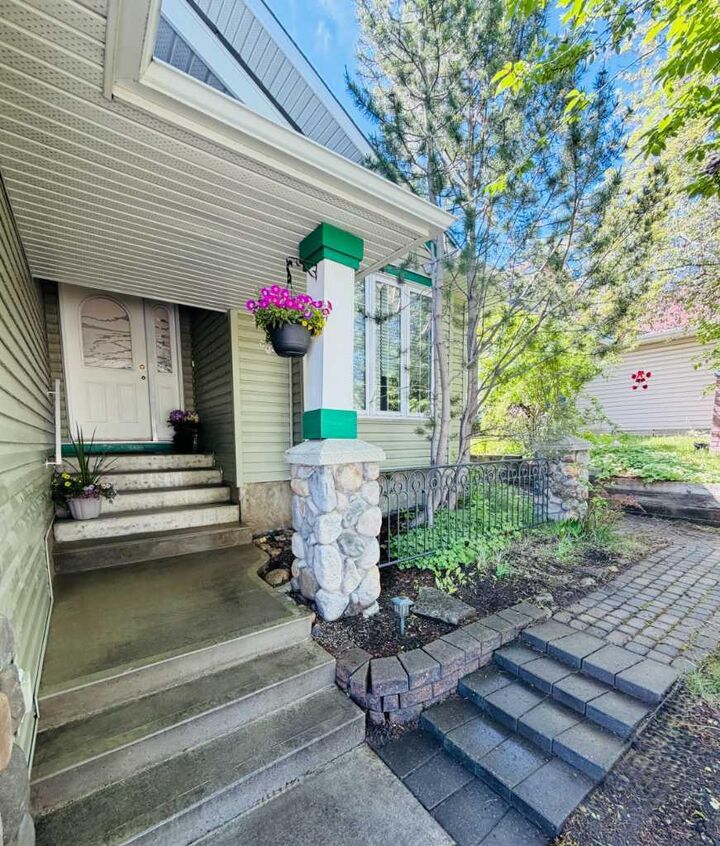 Property Photo:  13 Somerset Gate SW  AB T2Y 3G9 