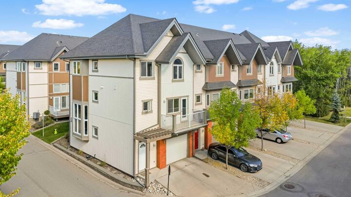 Property Photo:  1010 Wentworth Villas SW  AB T2E 1Y6 