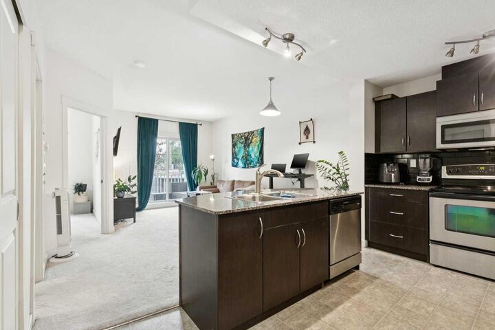 Property Photo:  5605 Henwood Street SW 2206  AB T3E 7R2 