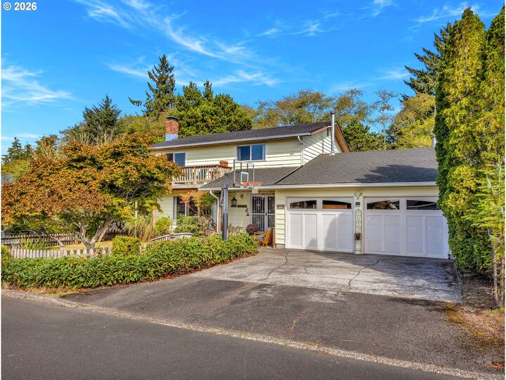 Property Photo: 77 Hilltop Dr OR 97138