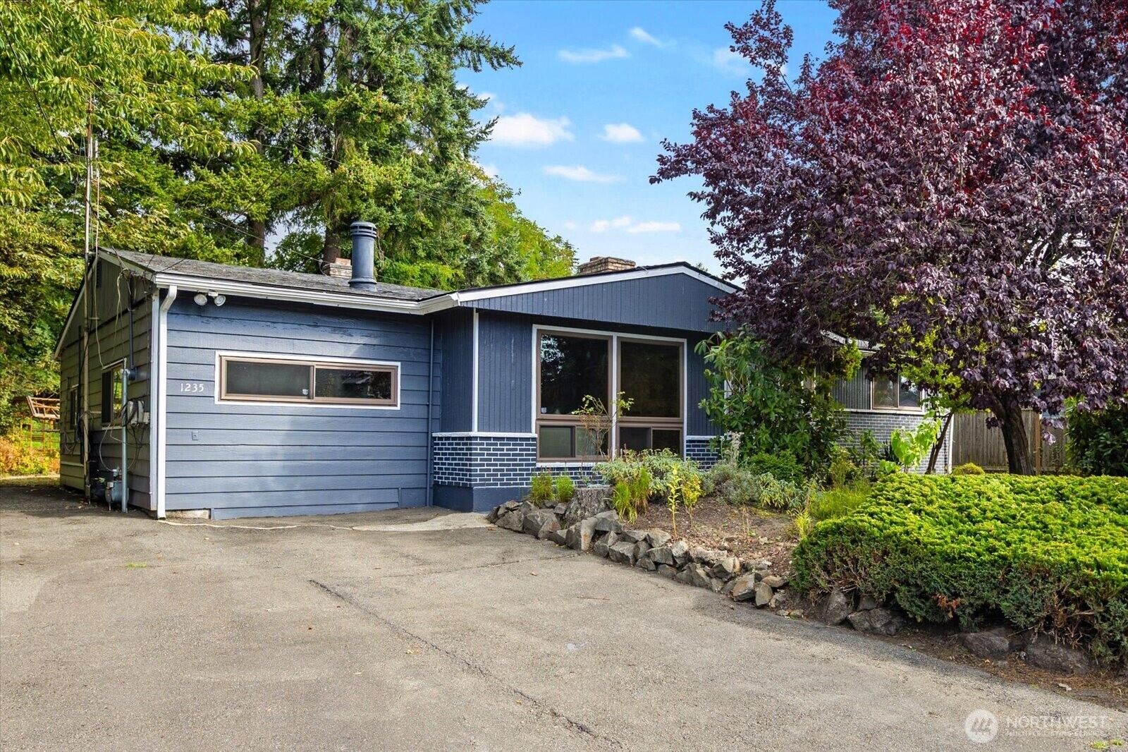 Property Photo:  1235  8th Avenue S  WA 98020 