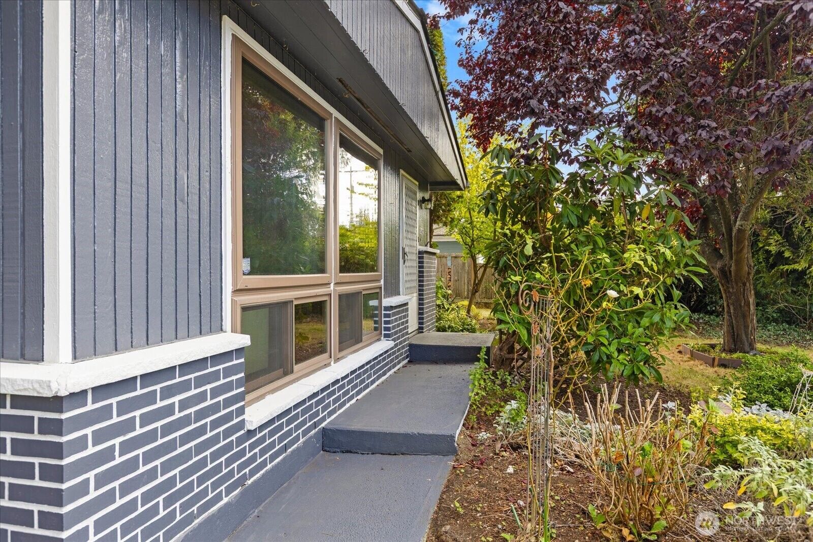 Property Photo:  1235  8th Avenue S  WA 98020 