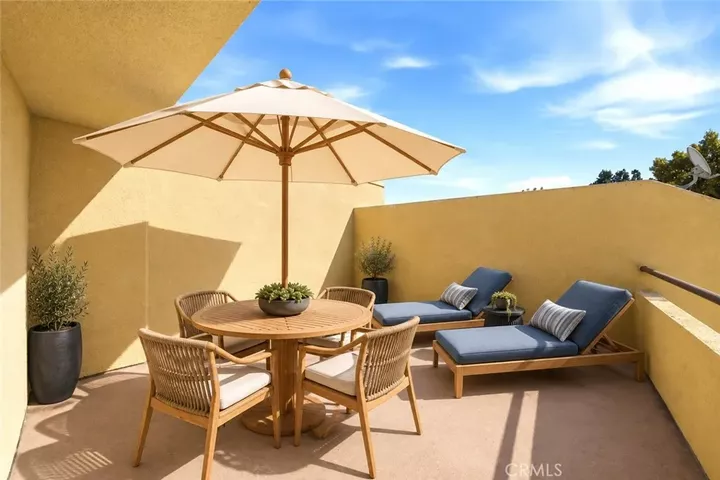 Property Photo:  25712 Le Parc 46  CA 92630 