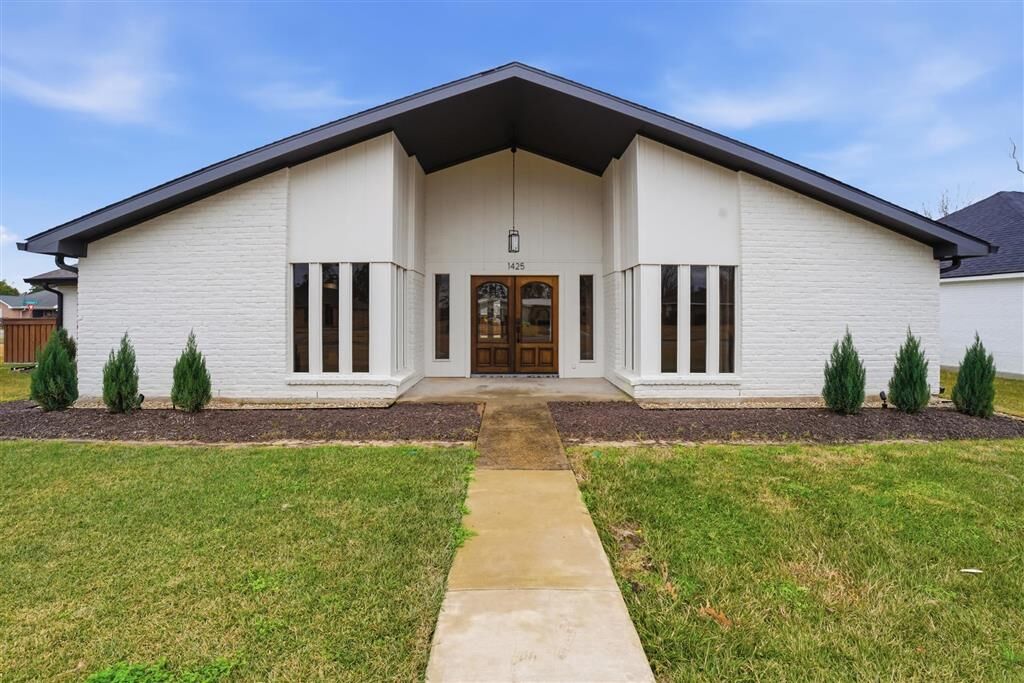 Property Photo:  1425 N Chateau Circle N  LA 70605 