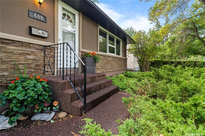 Property Photo:  609 18th Avenue E  SK S4N 1E6 