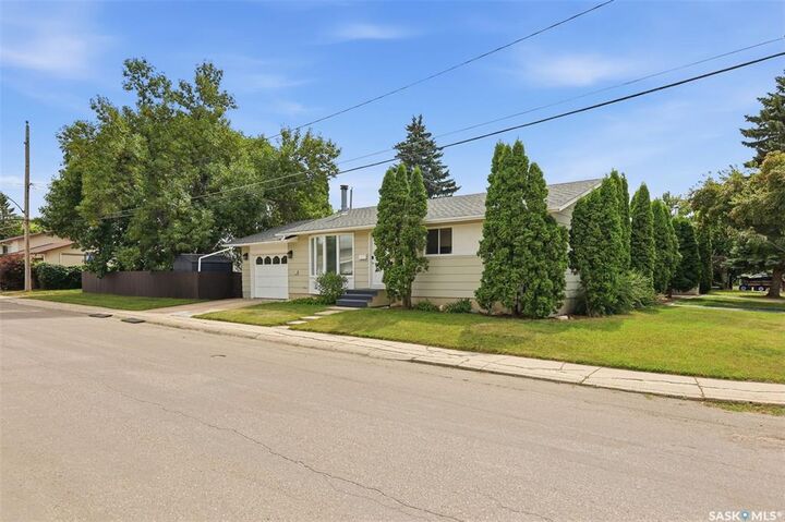 Property Photo:  1535 Laura Avenue  SK S7N 2R8 