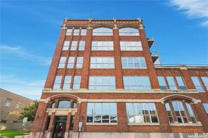 Property Photo: 211 D Avenue N 204 SK S7L 1M6
