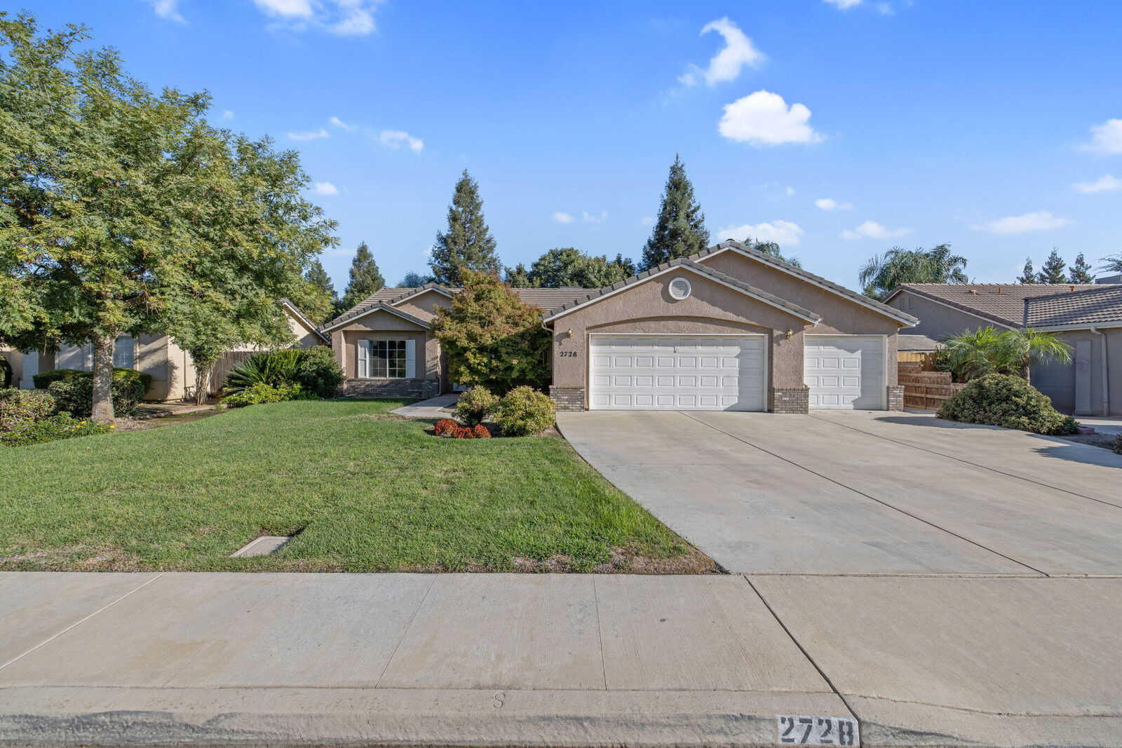 Property Photo:  2728 W Oakridge Avenue  CA 93291 