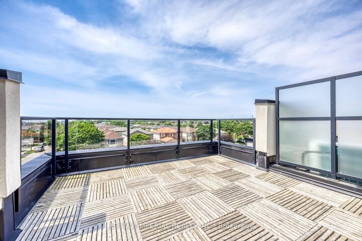 Property Photo:  4020 Parkside Village Drive 7  ON L5B 0K2 