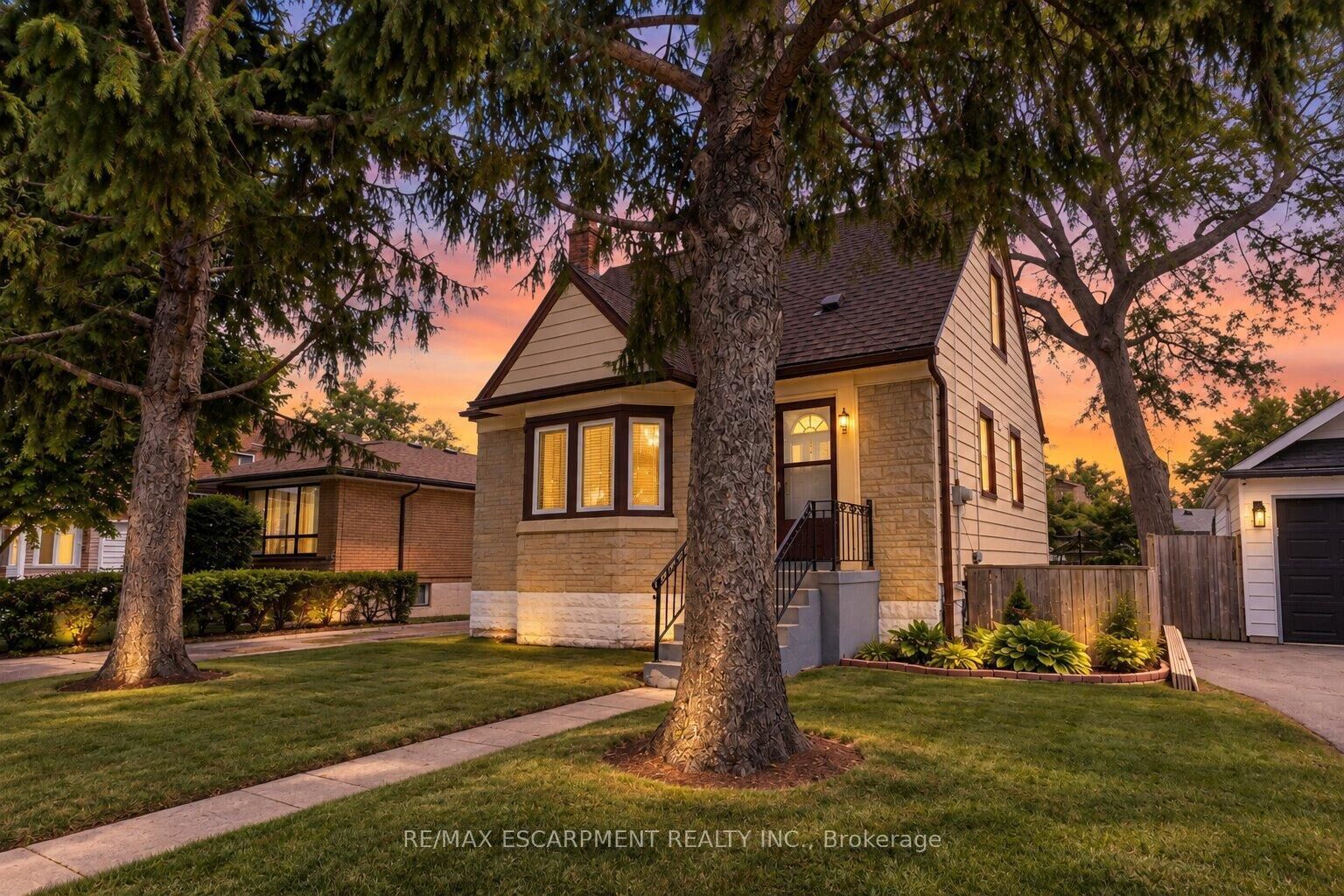 Property Photo:  269 Queensdale Avenue E  ON L9A 1L3 