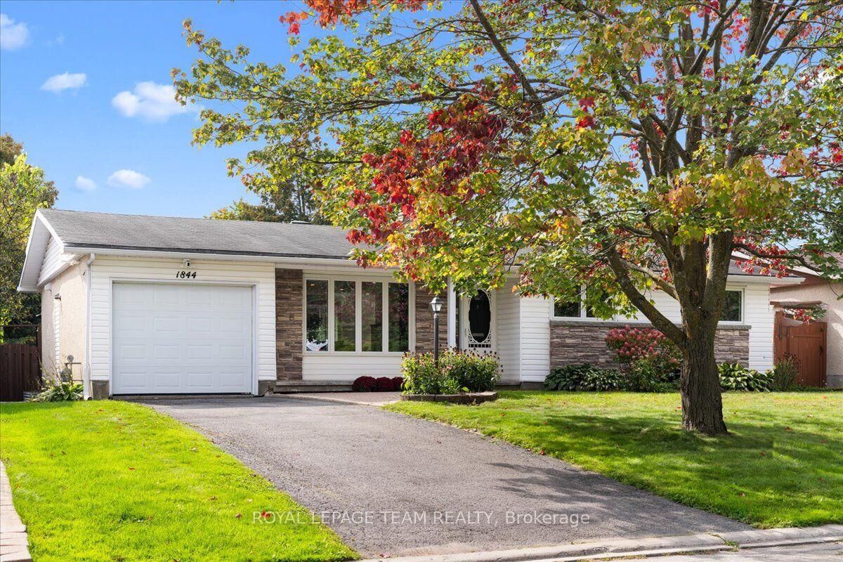 Property Photo:  1844 Greenacre Crescent  ON K1J 6S8 