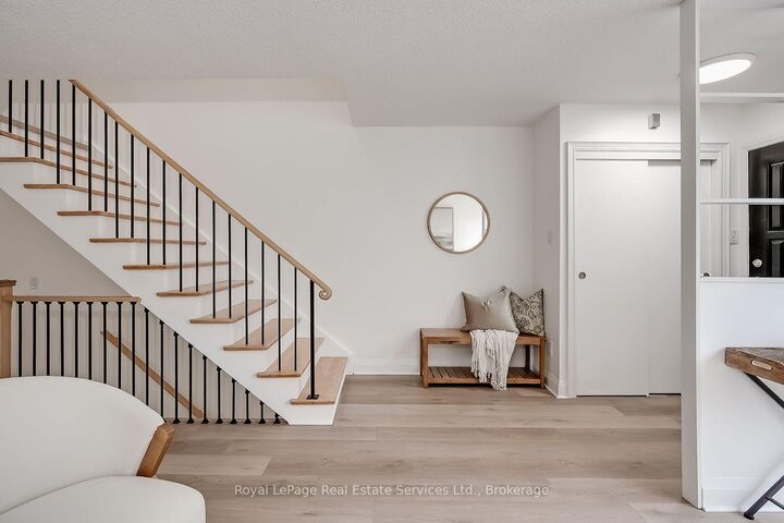 Property Photo:  2403 Delkus Crescent  ON L5A 1K8 
