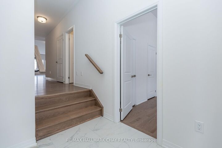 Property Photo:  3041 Sandy Acres Avenue  ON L3V 8P9 