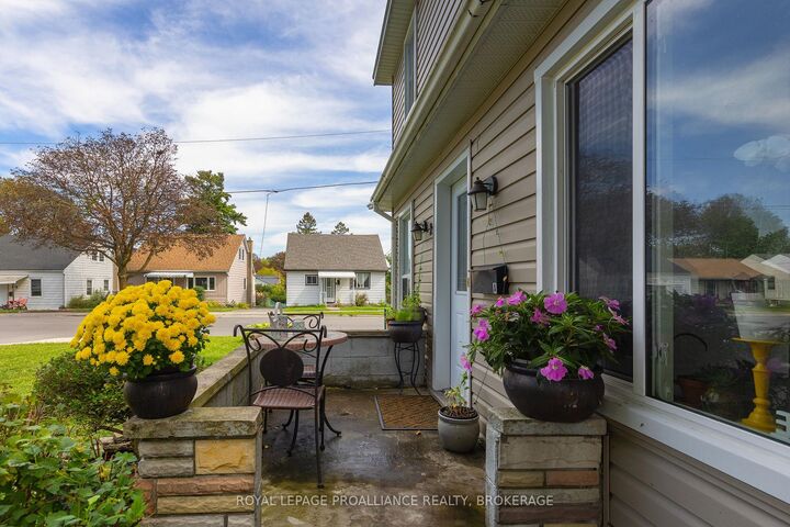 Property Photo:  2 Dunkirk Avenue  ON K7K 2H4 