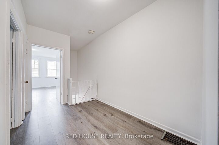 Property Photo:  782 Dundas Street W  ON M6J 1V1 